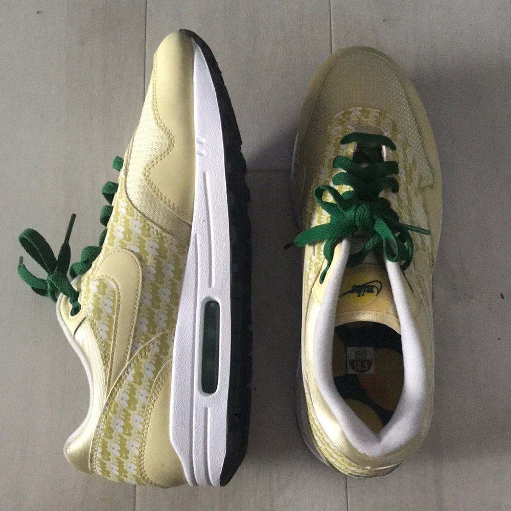 Nike air creamy yellow air tile print sz 10.5